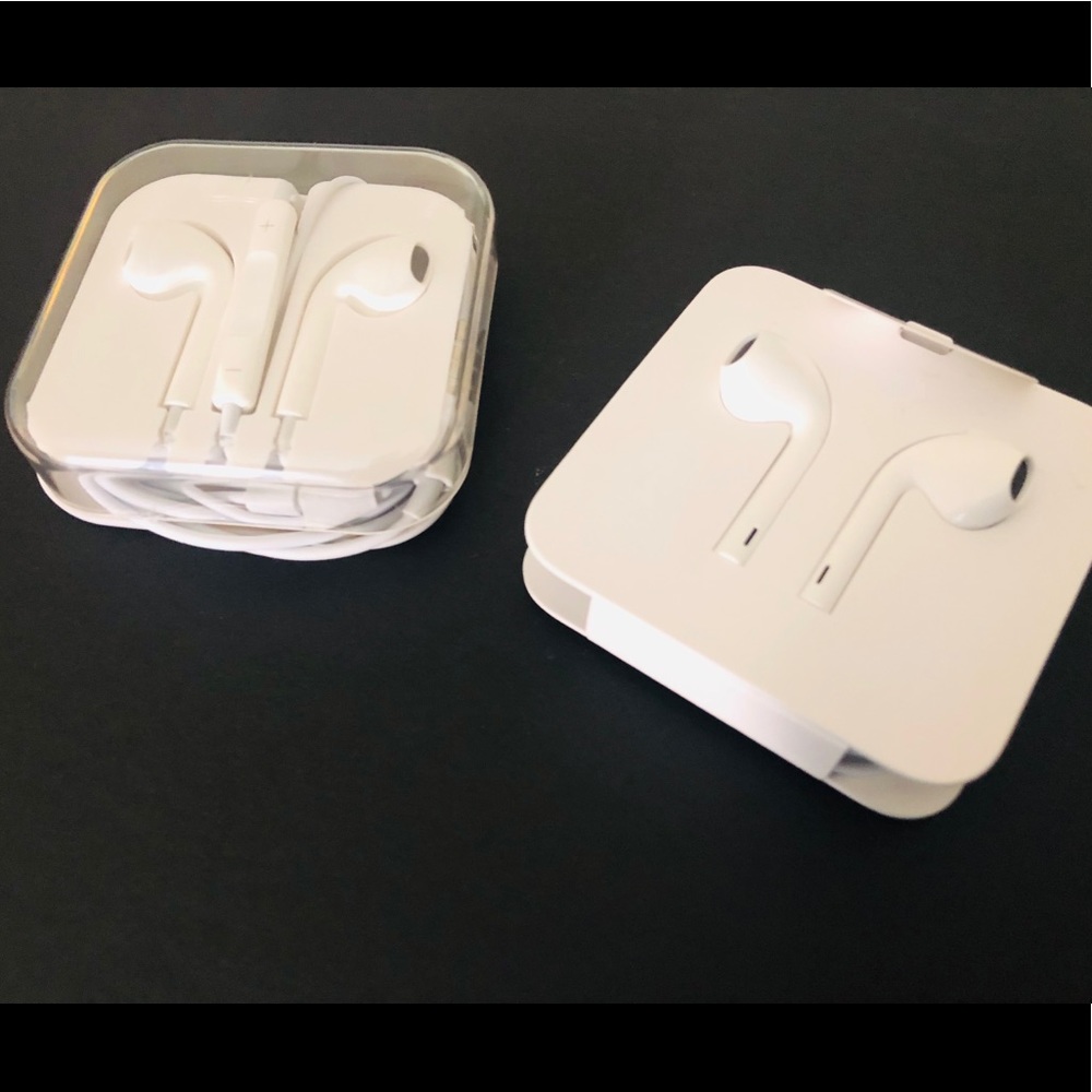 Set of two iPhone 3.5mm wired headphones